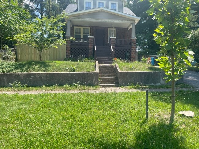 Primary Photo - 3 bedroom 1 bath house for rent