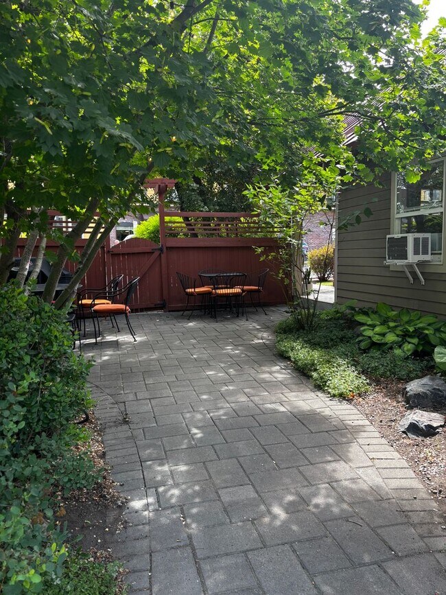 Building Photo - Ideal Duplex on NW Broadway with Parking