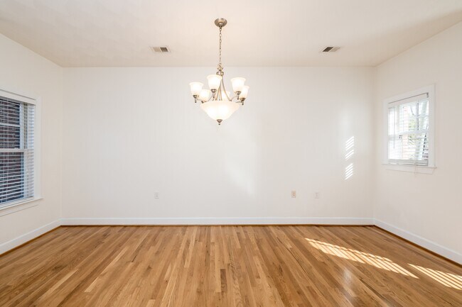 Building Photo - 915 Colley Ave
