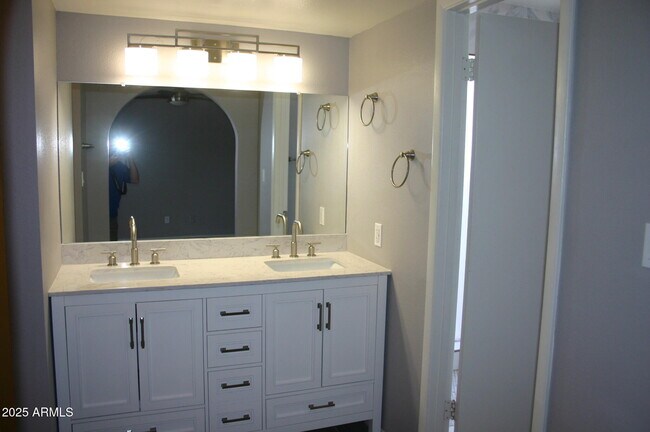 Building Photo - 2217 S Las Flores