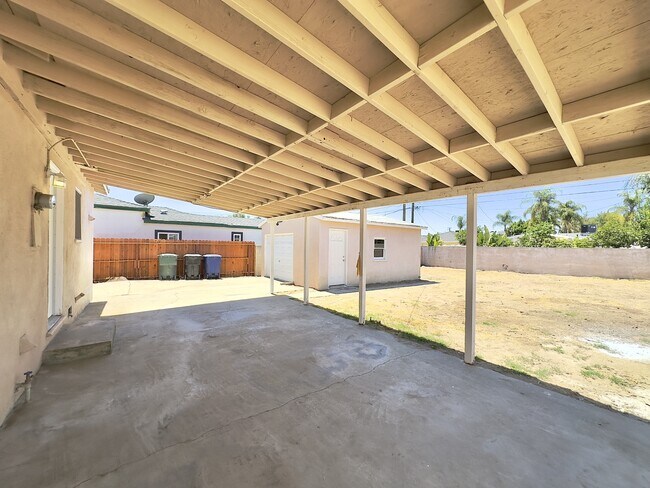 Building Photo - 3534 N Mountain View Ave
