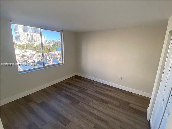 Building Photo - 1720 NW N River Dr