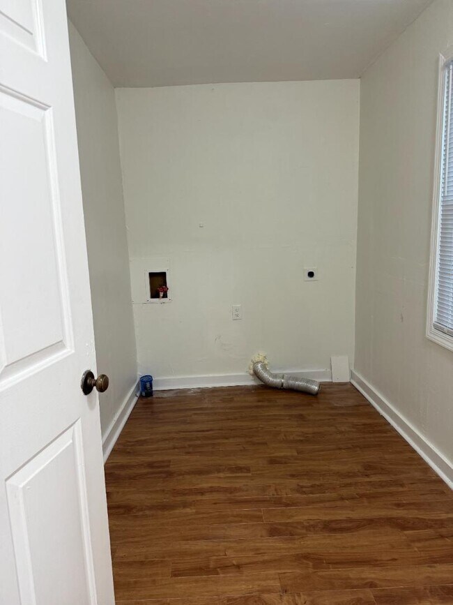 Building Photo - 721 Wedgewood Dr