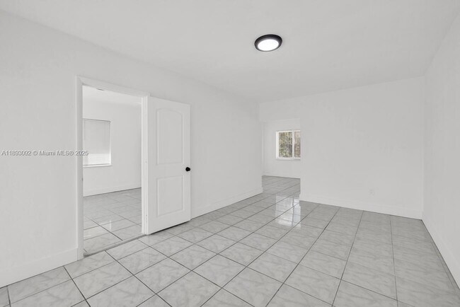 Building Photo - 550 NE 82nd Terrace
