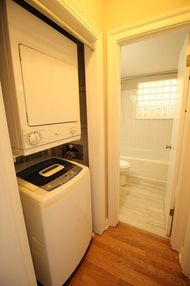 Building Photo - Beautiful 2 Bedroom, 1 Bath home is West Raleigh!  Pet Friendly