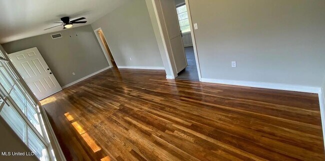 Building Photo - 160 Wildwood Cir