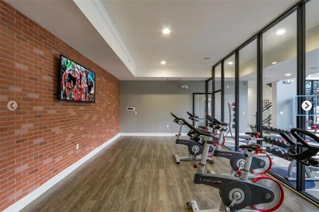 Building Photo - 350 Perimeter N Ctr