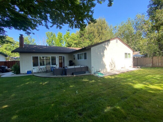 Building Photo - 4 Bed/2 BA Single Story Home, Downtown Ple...