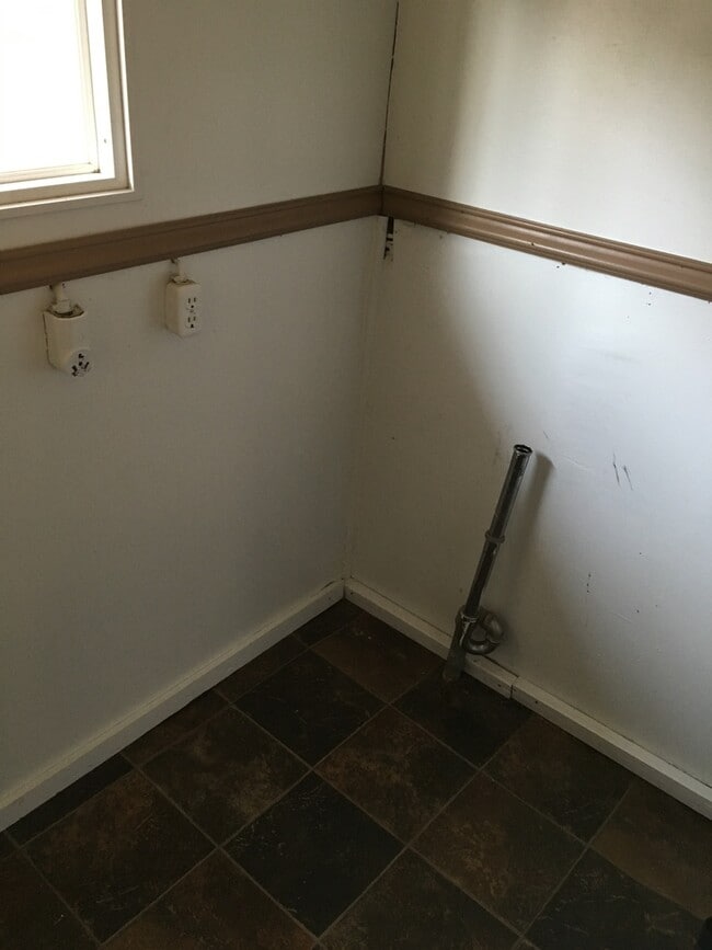 Building Photo - 2 Bedroom 1 Bath House Sycamore St  $750 No Pets  Call (304) 521-2567