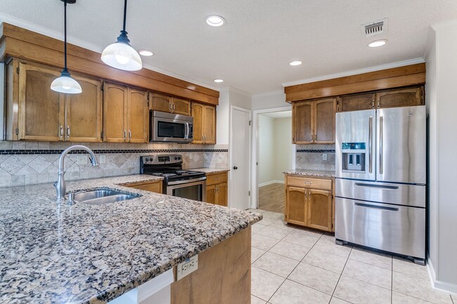 Building Photo - BEAUTIFUL SINGLE STORY HOME IN OAK HOLLOW