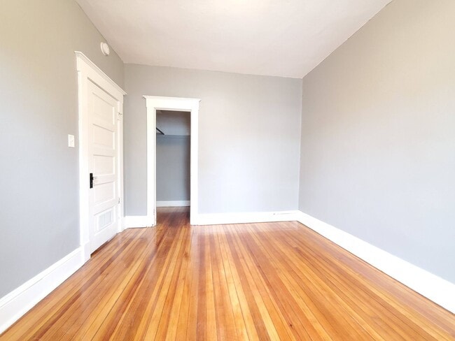 Building Photo - Single Family Home w/ HUGE Yard