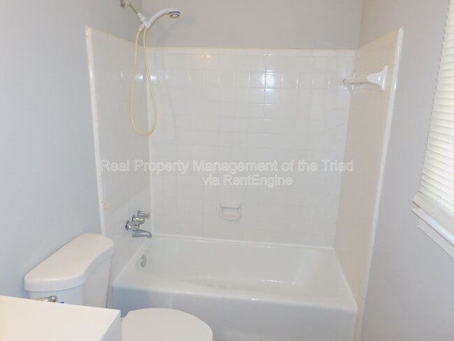 Building Photo - 4921 Chaucer Dr