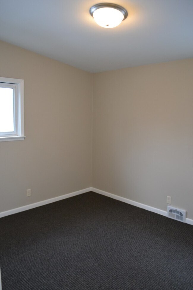Building Photo - Ranch level home in great neighborhood! 2 ...