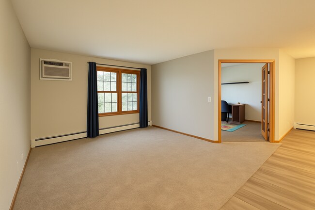 Building Photo - Quaint, Updated 1 Plus Den Condo in Bloomi...