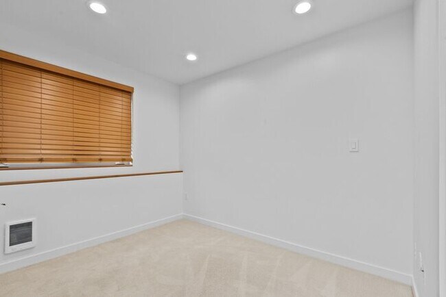 Building Photo - Sweet Ultra-Modern Air-Conditioned West Seattle Townhome w/ Parking