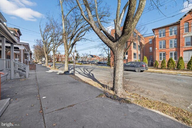 Building Photo - 713 Monmouth St