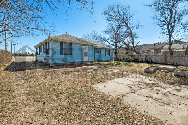 Building Photo - 2225 N Chautauqua St