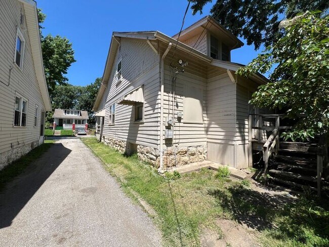 Building Photo - 3 Bed/1 Bath Home with Fenced Yard / Pet-Friendly / Vouchers Accepted / Coming Soon!