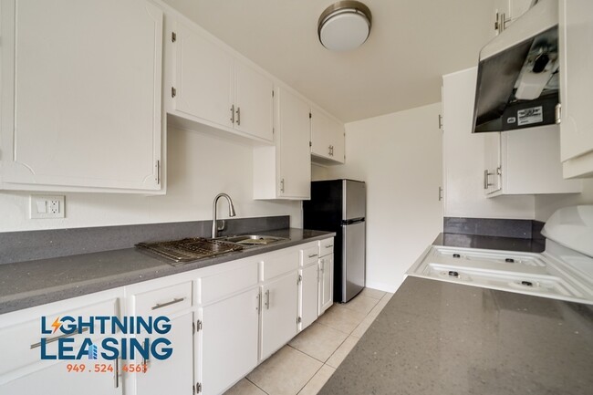 Building Photo - Spacious and Stylish 1-Bedroom with Balcon...