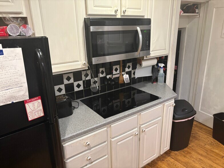Kitchen Bosch induction cooktop and microwave - 117 Linden Ave