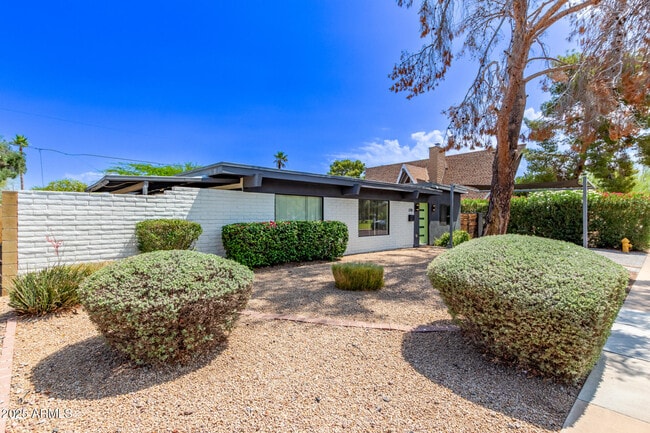 Building Photo - 3710 E Altadena Ave