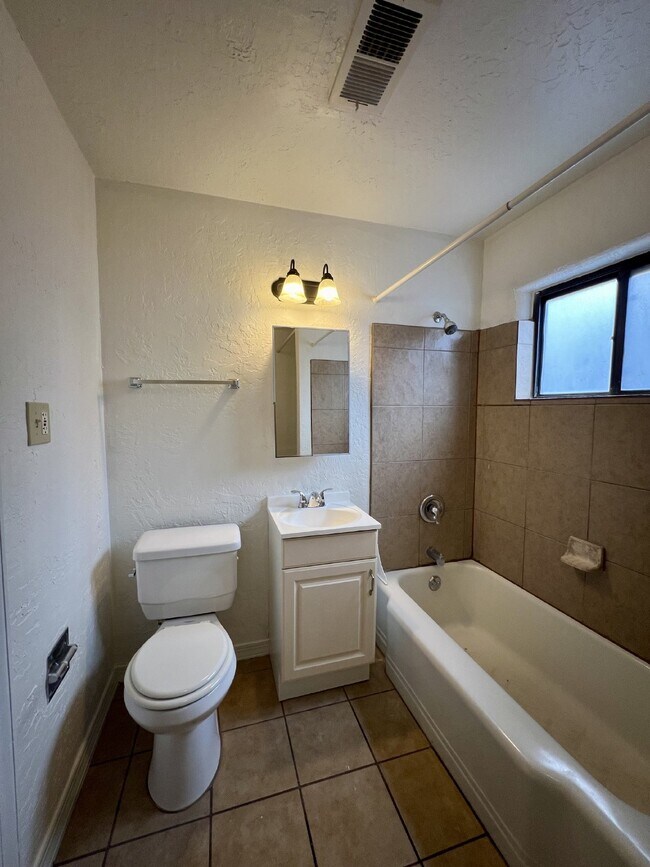 Building Photo - 2 bedroom / 1 bath close to KAFB and I-25 Move-in Special!