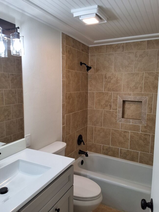 Building Photo - Knoxville 37923 - 2 bed 2 bath condo - cal...