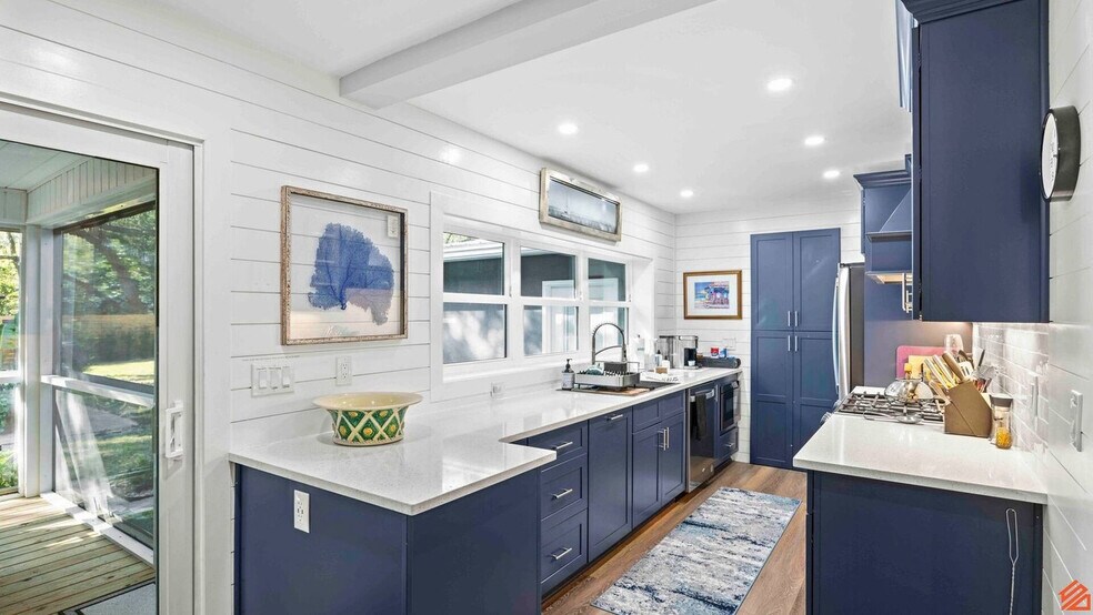 Building Photo - 116 Second Avenue Southwest-SI ID1502035P