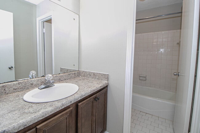 Building Photo - 807-B Golfview Place