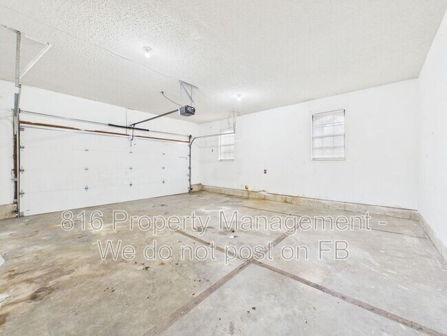 Building Photo - 3929 S Carriage Ln