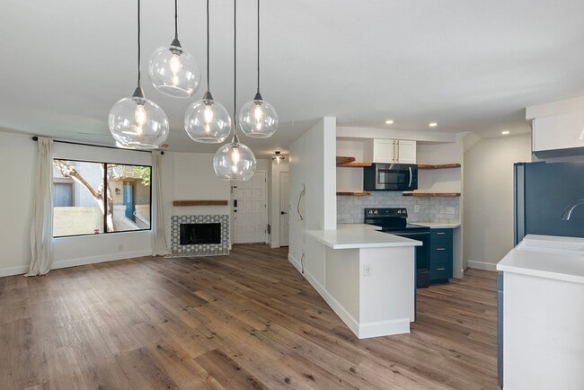 Building Photo - Light-Filled 2BR/2.5BA Townhouse with Private Patio & 2-Car Garage Near UCSD & UTC