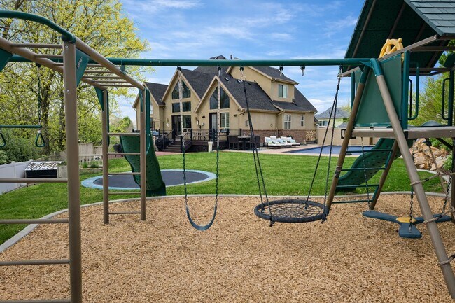 Building Photo - 6208 Skyline Dr N