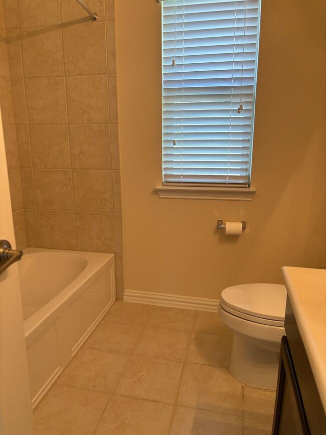 Building Photo - 3/2/2 Ready to Go! Located on the greenbelt!