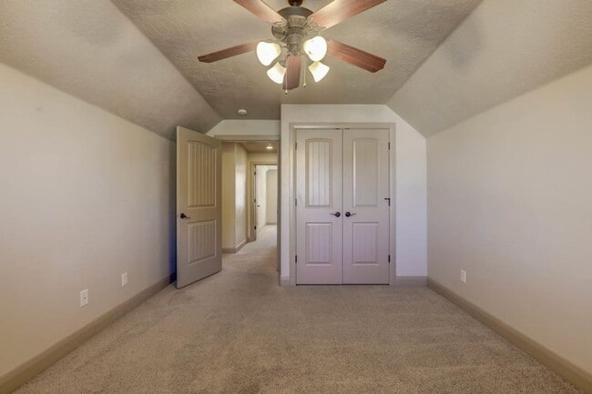 Building Photo - Pet Friendly! Beautifully Designed 5 Bedroom Home. 6 Month Lease!