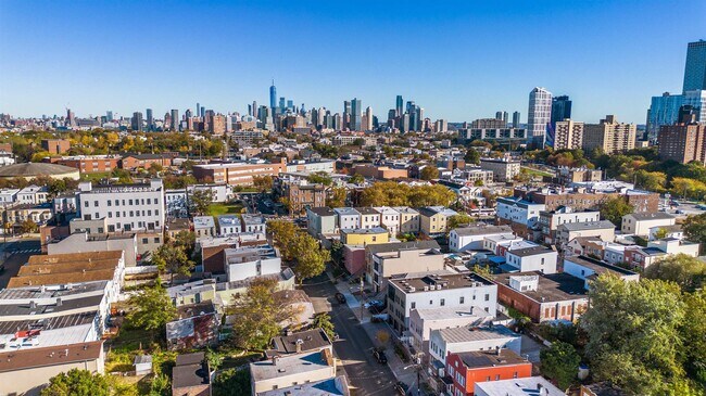 Building Photo - 46 Spruce St