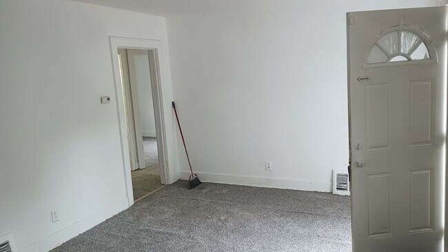 Building Photo - 2 Bed 1 Bathroom 900.00