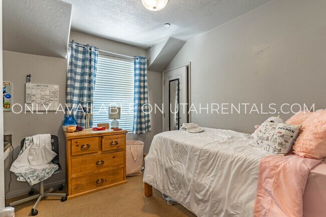 Building Photo - 843 E 620 N St