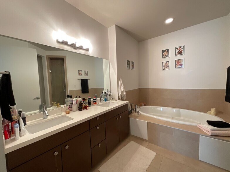 Building Photo - 17902 La Cantera Pkwy