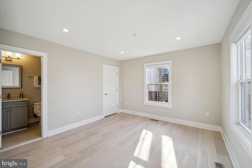 Building Photo - 901 Lawrence St NE