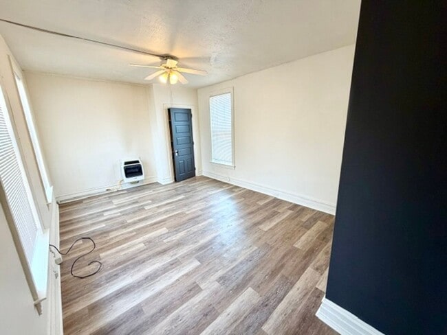 Building Photo - Efficiency Apartment for Rent – Convenient Location