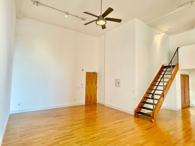 Building Photo - 1BR/2BA Spacious and Modern 2-Level Loft! ...