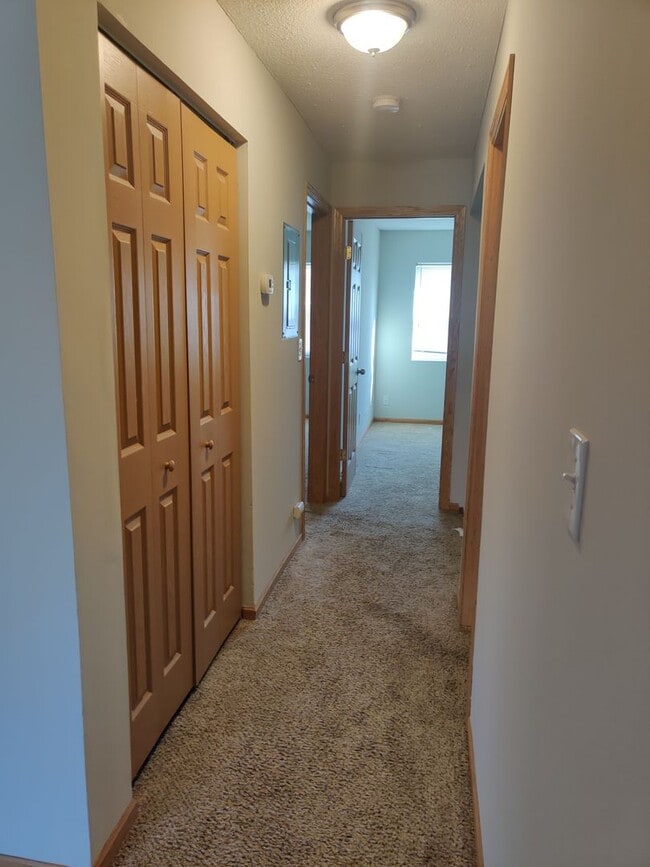 Building Photo - Charming Townhome with Spacious Yard