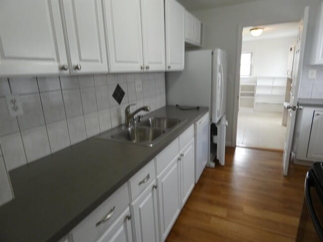 Building Photo - 26411 Belanger St