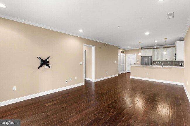 Building Photo - 2022 Crescent Wy