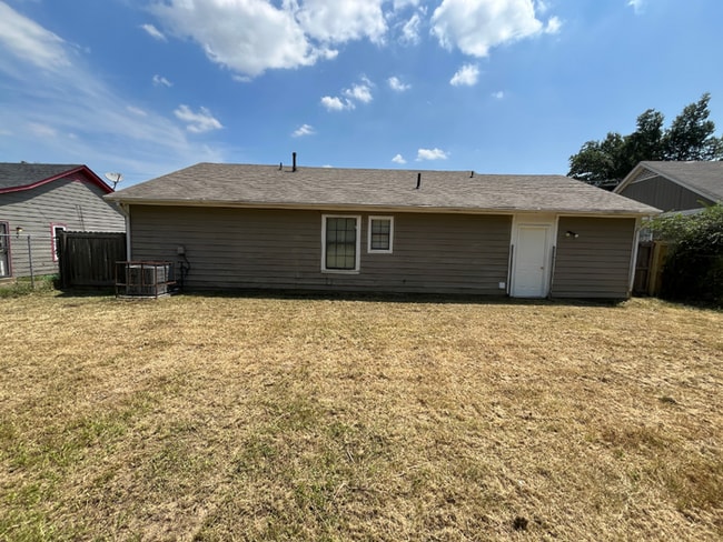 Building Photo - Charming 3BR/2BA Memphis Home | Hardwood Floors, 1-Car Garage & Fenced Yard