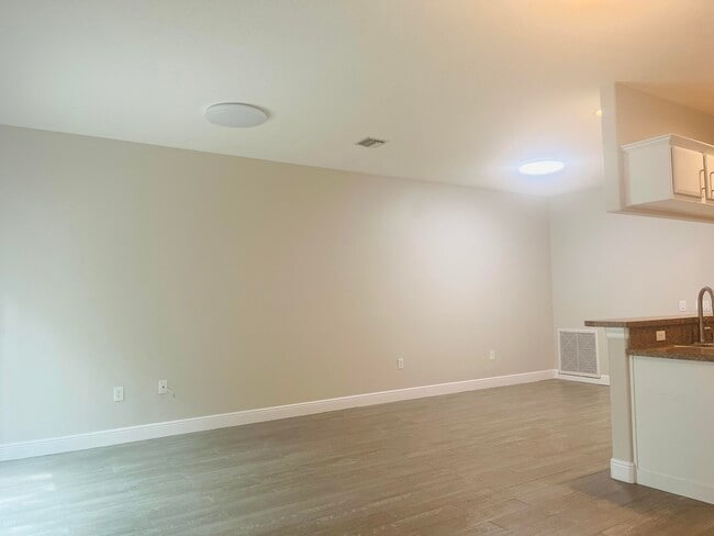 Building Photo - 117 Anchorage Ave