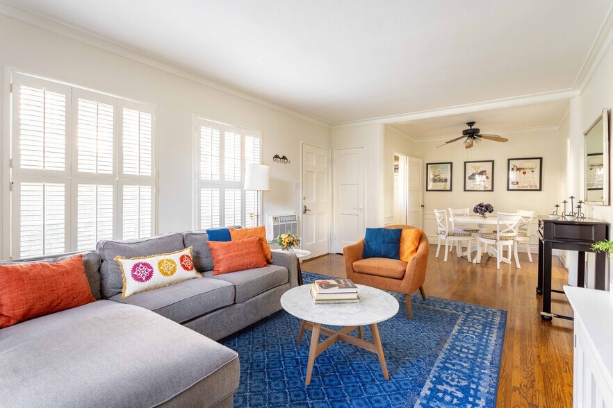 Living Room - 1290 Devon Ave