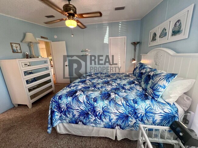Building Photo - 202 Fan Palm Ln