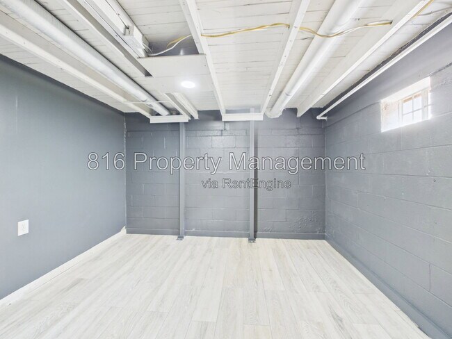 Building Photo - 810 S Woodland Ave