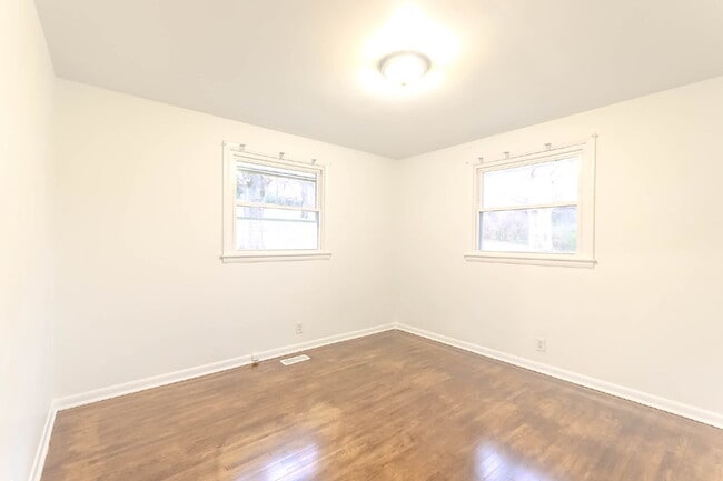 Building Photo - Fantastic 3 (4-ish) Bed Home | Lawn Care Included